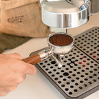 Cecotec Espresso-Kaffeemaschine Barista Baristeo Intima, professionelle Barista-Espressomaschine, Vorbrüh-System, 15 Bar Pumpe, einfaches Befüllen, 1,7L Wassertank und Tassenwärmer