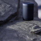 Bang & Olufsen Beosound Explore – Kabelloser tragbarer Bluetooth Outdoor-, Heim- und Reise, 27 Stunden Akkulaufzeit, wasserdichter 360° Lautsprecher + USB-C Ladekabel - Schwarz Anthracite