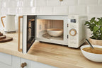 Swan Nordic 20 L digitaler Mikrowellenherd, 6 Leistungsstufen, 800 W Leistung, 30-Minuten-Timer, einfache Reinigung, Abtaumodus, modernes Design, Griff in Holzoptik, mattwei