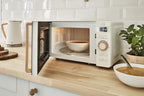 Swan Nordic SM22036WHTN Digitale Mikrowelle, Griff in Holzoptik, Gehäuse mit weicher Haptik und matter Oberfläche, 800 W, Baumwollweiß