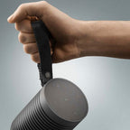 Bang & Olufsen Beosound Explore – Kabelloser tragbarer Bluetooth Outdoor-, Heim- und Reise, 27 Stunden Akkulaufzeit, wasserdichter 360° Lautsprecher + USB-C Ladekabel - Schwarz Anthracite