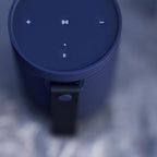 Bang & Olufsen Beosound Explore – Kabelloser tragbarer Bluetooth Outdoor-, Heim- und Reise, 27 Stunden Akkulaufzeit, wasserdichter 360° Lautsprecher + USB-C Ladekabel - Schwarz Anthracite