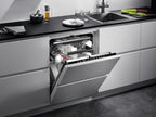 AEG Vollintegrierter Geschirrspüler 60cm, Spülmaschine Serie 7000: mit Glasschutz, Energieklasse A, Besteckschublade, personalisierte Zeit-Steuerung, leise 41dB, ComfortRails, Wasserstopp, FSE7676AP