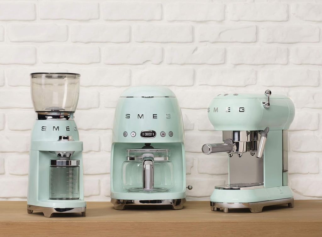 Smeg, ECF01WHEU Manual Espresso -Maschine, Cappuccino -System, Thermoblock, große Tassengehäuse und Doppelkaffeefunktion, 1 l Wassertank, kompakte Abmessungen, 1350W, Weiß