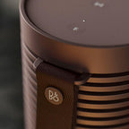 Bang & Olufsen Beosound Explore – Kabelloser tragbarer Bluetooth Outdoor-, Heim- und Reise, 27 Stunden Akkulaufzeit, wasserdichter 360° Lautsprecher + USB-C Ladekabel - Schwarz Anthracite