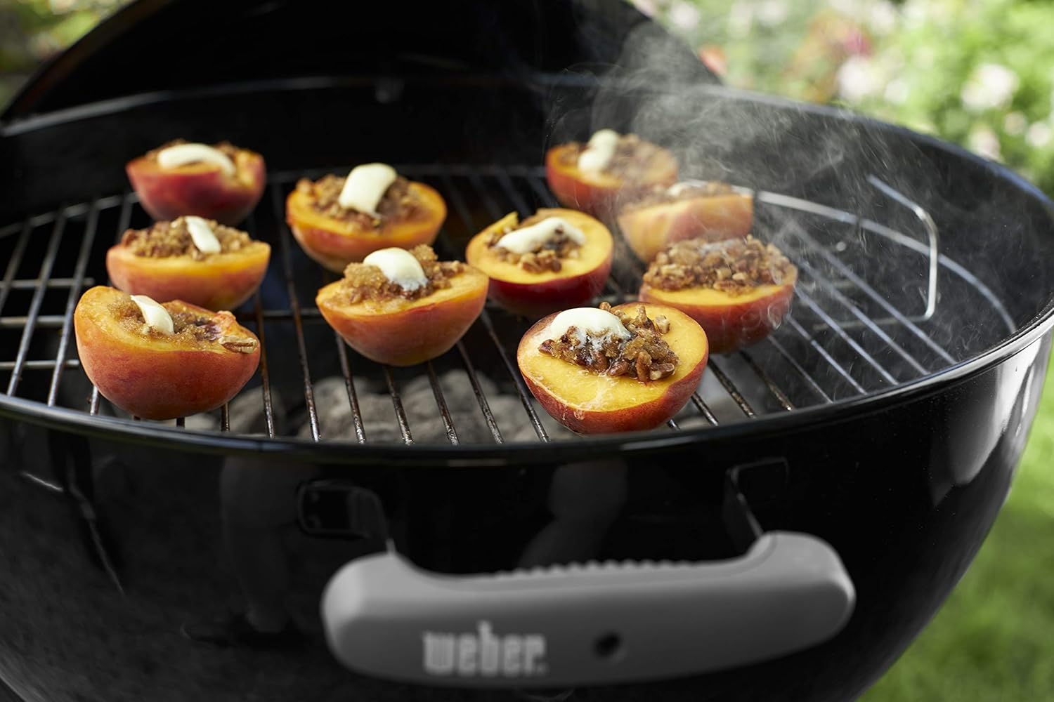 Weber Classic Kettle barbecue au charbon de bois, surface de cuisson Ø 57cm, barbecue avec couvercle et cuve en acier emaillé, thermomètre intégré au couvercle, trépied et roues - Noir (1341504)