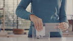 Krups Evidence One Kaffeevollautomat mit Milchschlauch, 12 Getränke, 2-Tassen-Funktion, Farbdisplay, Kaffeemaschine, TÜV-Siegel, Schwarz, EA895N10, Meteor Graphit