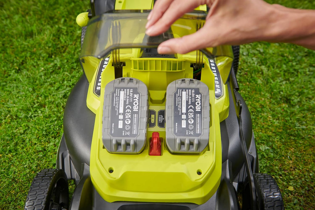 RYOBI 18 V ONE+ Akku-Rasenmäher RLM18X33B40 (Schnittbreite 33 cm, 5-fache Höhenverstellung 25-65 mm, zusammenklappbares Griffgestänge, inkl. Mulchkeil, 35l Grasfangsack, 4,0Ah Akku & Ladegerät)