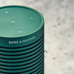 Bang & Olufsen Beosound Explore – Kabelloser tragbarer Bluetooth Outdoor-, Heim- und Reise, 27 Stunden Akkulaufzeit, wasserdichter 360° Lautsprecher + USB-C Ladekabel - Schwarz Anthracite