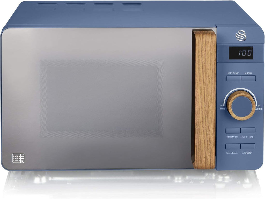Swan Nordic SM22036WHTN Digitale Mikrowelle, Griff in Holzoptik, Gehäuse mit weicher Haptik und matter Oberfläche, 800 W, Baumwollweiß