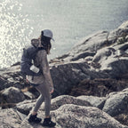 Bang & Olufsen Beosound Explore – Kabelloser tragbarer Bluetooth Outdoor-, Heim- und Reise, 27 Stunden Akkulaufzeit, wasserdichter 360° Lautsprecher + USB-C Ladekabel - Schwarz Anthracite