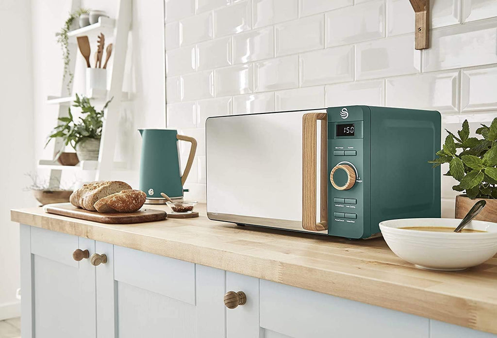 Swan Nordic 20 L digitaler Mikrowellenherd, 6 Leistungsstufen, 800 W Leistung, 30-Minuten-Timer, einfache Reinigung, Abtaumodus, modernes Design, Griff in Holzoptik, mattwei