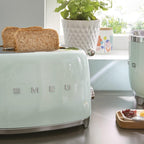 Smeg, 2x2 TSF01PGEU -Toaster, 2 Schlitze für 2 Scheiben, 6 Vergoldungsniveaus, Heizfunktion, Abtau- und Bagel- Funktion, Sammelschublade, 950W, Pastellgrün