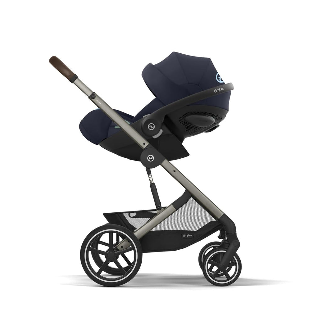 CYBEX Gold Babyschale Cloud G i-Size Comfort, Inkl. Neugeboreneneinlage, Ab Geburt bis ca. 24 Monate, Für Kinder ab 40 cm bis 87 cm, Max. 13 kg, Moon Black