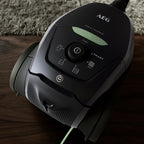 AEG VX82-1-KO Staubsauger / 75% Recyclingmaterial / autom. Saugkraftregulierung / extrem leise auch auf Teppich / Aufnahme von groen + kleinsten Partikeln / langes Kabel / 600W / schwarz