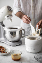 Smeg, SMF02PKEU Küchenmaschine, 10 Geschwindigkeitsstufen, Planetenrührwerk, Sicherheitsabschaltung, 2 Rührbesen, Kugelgriff aus Edelstahl, 800 W, Rose