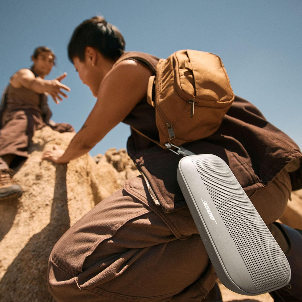Bose SoundLink Flex Tragbarer Bluetooth-Lautsprecher (2. Gen.), Tragbarer Außen-Lautsprecher mit naturgetreuem Klang, bis zu 12 Stunden Akkulaufzeit, staubdicht und wasserdicht, Schwarz