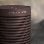 Bang & Olufsen Beosound Explore – Kabelloser tragbarer Bluetooth Outdoor-, Heim- und Reise, 27 Stunden Akkulaufzeit, wasserdichter 360° Lautsprecher + USB-C Ladekabel - Schwarz Anthracite