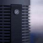 Bang & Olufsen Beosound Explore – Kabelloser tragbarer Bluetooth Outdoor-, Heim- und Reise, 27 Stunden Akkulaufzeit, wasserdichter 360° Lautsprecher + USB-C Ladekabel - Schwarz Anthracite