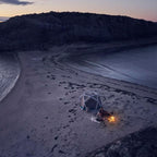 Bang & Olufsen Beosound Explore – Kabelloser tragbarer Bluetooth Outdoor-, Heim- und Reise, 27 Stunden Akkulaufzeit, wasserdichter 360° Lautsprecher + USB-C Ladekabel - Schwarz Anthracite