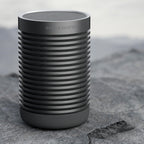 Bang & Olufsen Beosound Explore – Kabelloser tragbarer Bluetooth Outdoor-, Heim- und Reise, 27 Stunden Akkulaufzeit, wasserdichter 360° Lautsprecher + USB-C Ladekabel - Schwarz Anthracite