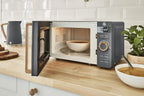 Swan Nordic SM22036WHTN Digitale Mikrowelle, Griff in Holzoptik, Gehäuse mit weicher Haptik und matter Oberfläche, 800 W, Baumwollweiß