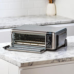 Foodi Four Multifonctions 8-en-1, Mini four portable, surfaces de travail, four multifonctions avec 8 fonctions de cuisson ; Air Fry, Rôtir, Griller, Cuire et plus encore. Argent/Noir SP101EU