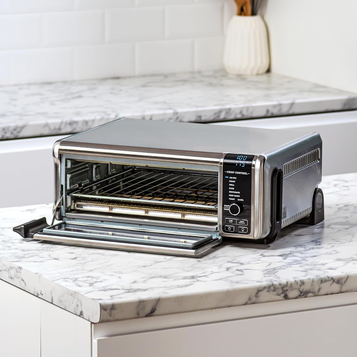 Foodi Four Multifonctions 8-en-1, Mini four portable, surfaces de travail, four multifonctions avec 8 fonctions de cuisson ; Air Fry, Rôtir, Griller, Cuire et plus encore. Argent/Noir SP101EU