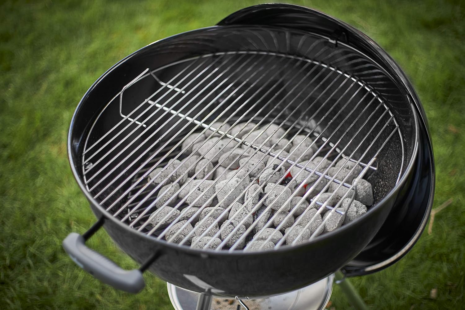 Weber Classic Kettle barbecue au charbon de bois, surface de cuisson Ø 57cm, barbecue avec couvercle et cuve en acier emaillé, thermomètre intégré au couvercle, trépied et roues - Noir (1341504)
