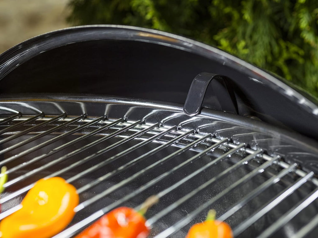 Weber Classic Kettle barbecue au charbon de bois, surface de cuisson Ø 57cm, barbecue avec couvercle et cuve en acier emaillé, thermomètre intégré au couvercle, trépied et roues - Noir (1341504)